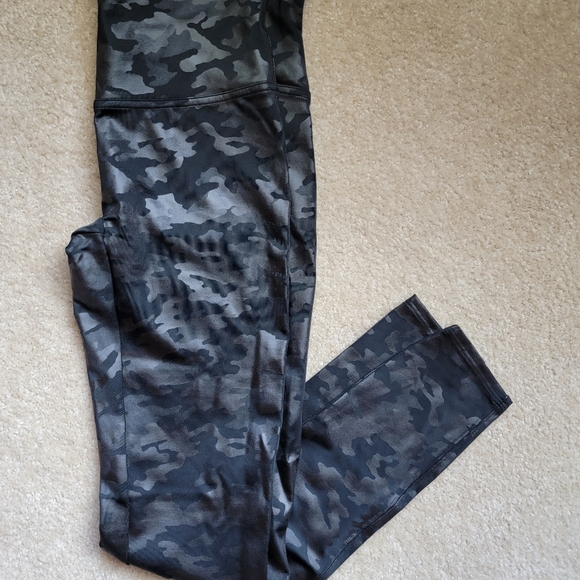 Booty Boost® Active Camo 7/8 Leggings in black size Large NWT - Picture 9 of 9